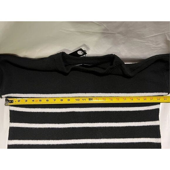 Inner Circle Women’s Black and White Striped Pull Over Sweater Size Medium - Picture 5 of 7